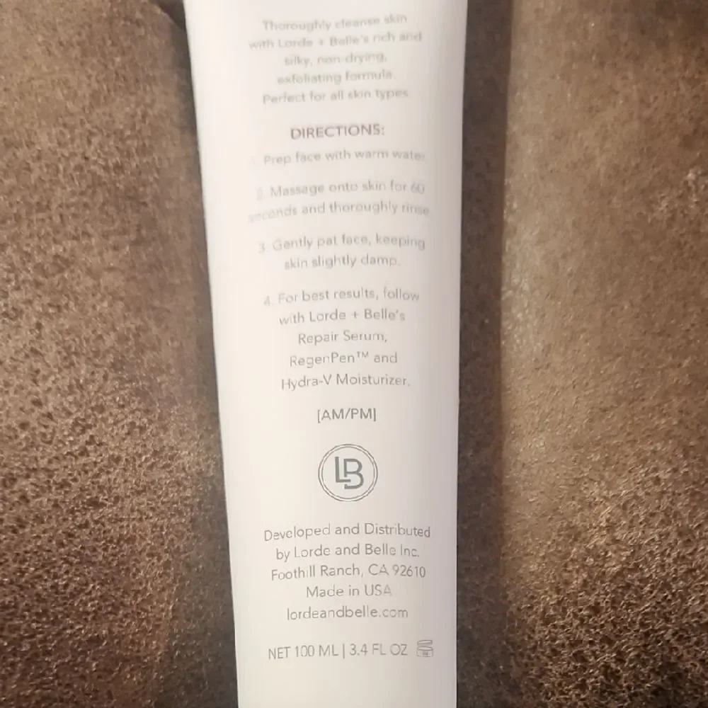 Hydrating Cleanser - White